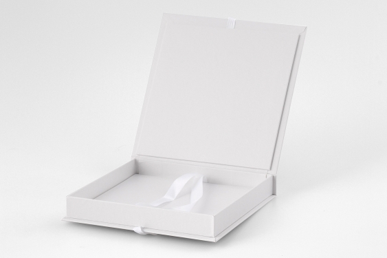 Krabice na fotoknihu, 20x20 bílá ekokůže, 24x24 cm
