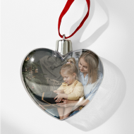 Bombka Vánoční ozdoba ve tvaru srdce se stříbrným uzávěrem.