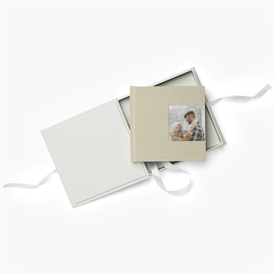 Krabice na fotoknihu, 20x20 bílá ekokůže, 24x24 cm